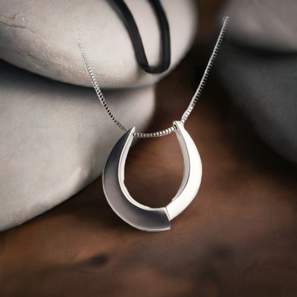 Horseshoe Necklace - Kitje Jewelry
